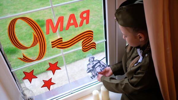 Девочка украшает к празднику 9 мая окно квартиры. Архивное фото - Sputnik Кыргызстан