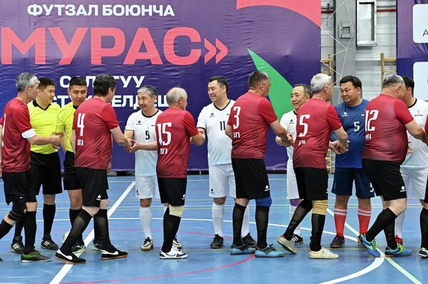 Команда администрации президента отказалась от приза в 1 миллион сомов за победу в дружеском футбольном турнире &quot;Мурас&quot; - Sputnik Кыргызстан