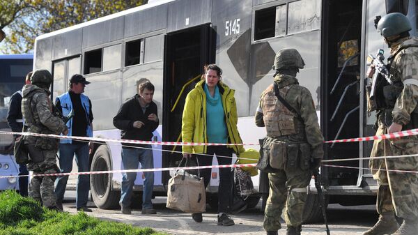 Эвакуированные из района Азовстали мирные жители - Sputnik Кыргызстан