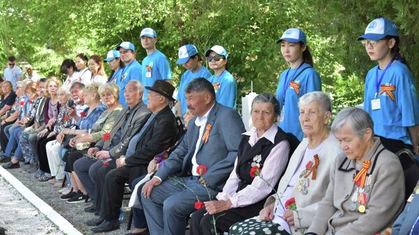 Митинг-реквием на Братском кладбище в Бишкеке  - Sputnik Кыргызстан