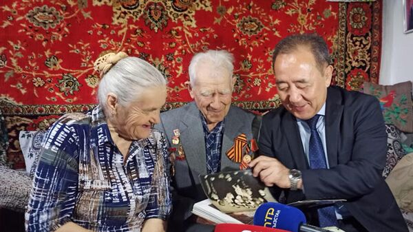 Министр труда КР поздравил ветерана ВОВ с наступающим Днем Победы - Sputnik Кыргызстан