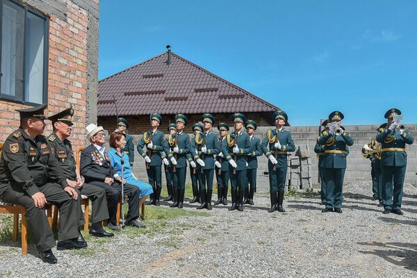 Поздравление ветерана Великой Отечественной войны Турконакуна Бейшембаева (98 лет), проживающего в Бишкеке - Sputnik Кыргызстан