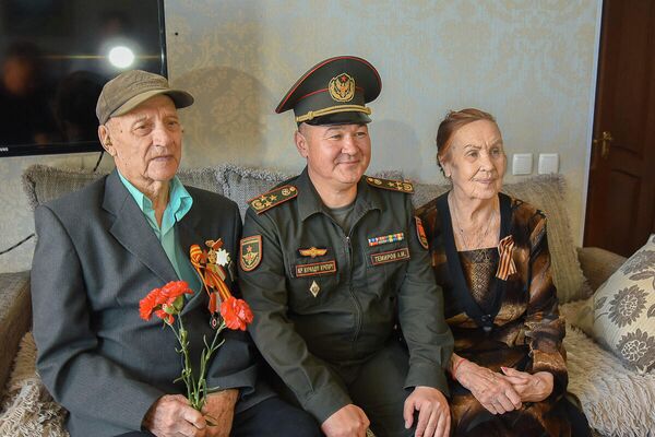 Поздравление ветерана Великой Отечественной войны Василия Пухарева (98 лет), проживающего в Бишкеке - Sputnik Кыргызстан