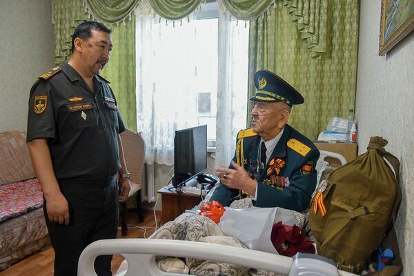 Поздравление ветерана Великой Отечественной войны Асека Урманбетова (99 лет), проживающего в Бишкеке - Sputnik Кыргызстан