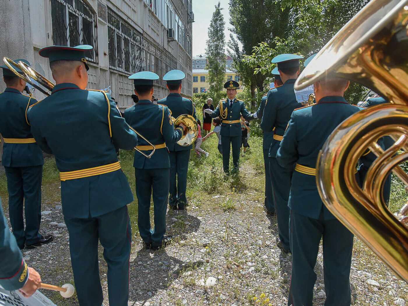 В Бишкеке у домов ветеранов ВОВ сыграли музыку военных лет — видео -  07.05.2024, Sputnik Кыргызстан