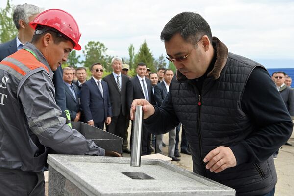 Президент Садыр Жапаров заложил капсулу под строительство нового здания аэропорта &quot;Каракол&quot; - Sputnik Кыргызстан