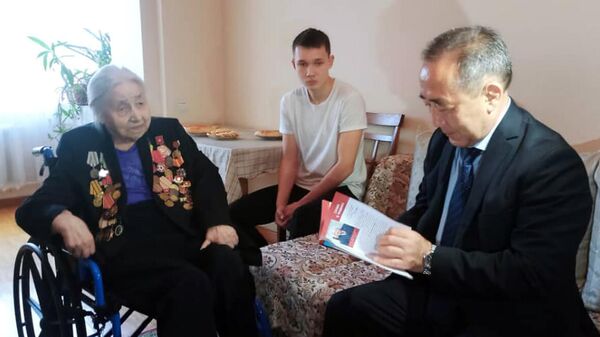 Министр труда, соцобеспечения Кудайберген Базарбаев посетил блокадницу Ленинграда Анну Кутанову - Sputnik Кыргызстан