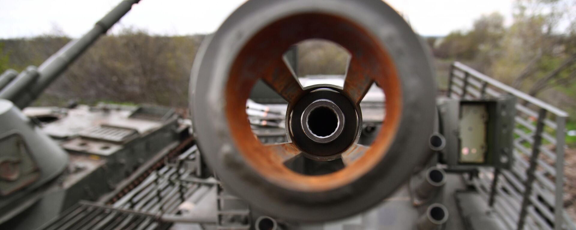 Пушка на бронетранспортере БТР 4Е, оставленном Вооруженными силами Украины в Купянске. - Sputnik Кыргызстан, 1920, 07.05.2022