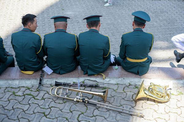 Музыканты военного оркестра отдыхают в тени - Sputnik Кыргызстан