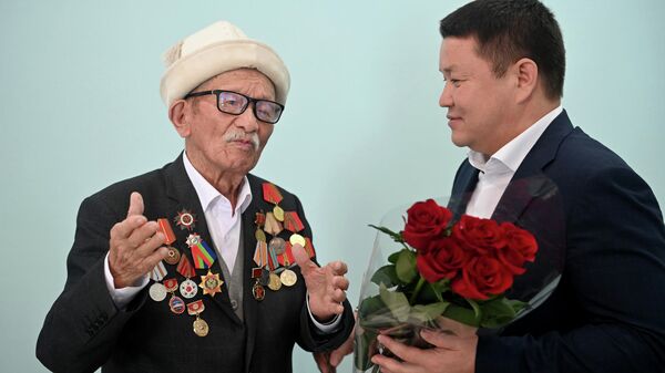 Торага ЖК Талант Мамытов поздравил ветерана Турконакуна Бейшембаева - Sputnik Кыргызстан