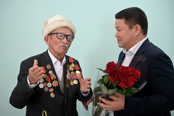 Торага поздравил ветеранов с предстоящим Днем Победы и поблагодарил их за героизм и мужество, проявленные в ходе войны - Sputnik Кыргызстан