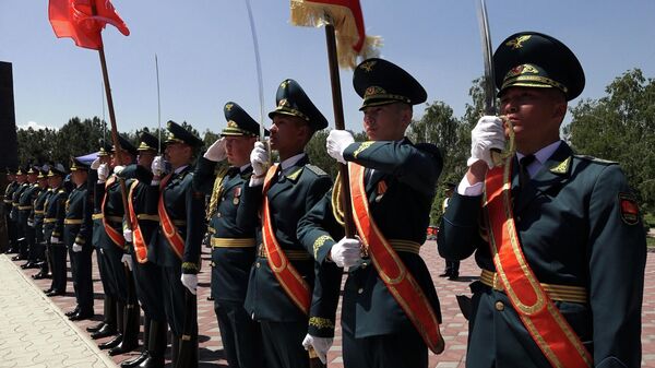 В Бишкеке прошла церемония передачи Огня памяти из Москвы — видео - Sputnik Кыргызстан