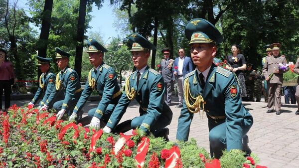 Митинг-реквием, посвященный 77-ой годовщине Победы ВОВ в Ленинском районе Бишкека - Sputnik Кыргызстан