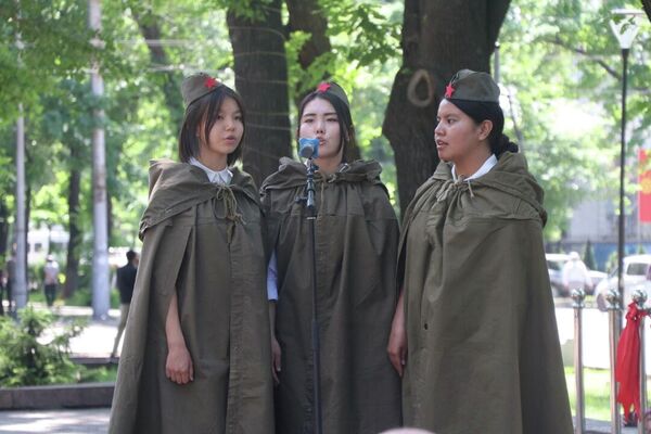 В Ленинском районе Бишкека прошел митинг-реквием, посвященный 77-й годовщине Победы в Великой Отечественной войне - Sputnik Кыргызстан