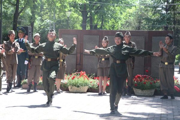 Мероприятие провели на Аллее Героев, которая находится на пересечении проспектов Чуй и Молодой Гвардии - Sputnik Кыргызстан