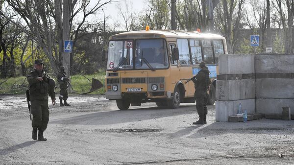 Автобус с мирными жителями выезжает с территории металлургического комбината Азовсталь - Sputnik Кыргызстан