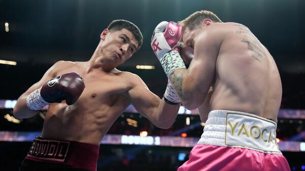 Дмитрий Бивол наносит удар Канело Альваресу из Мексики во время титульного боя в полутяжелом весе в Лас-Вегасе - Sputnik Кыргызстан