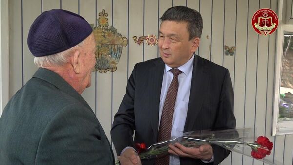 Глава Верховного суда Кыргызстан навестил ветеранов ВОВ — видео - Sputnik Кыргызстан
