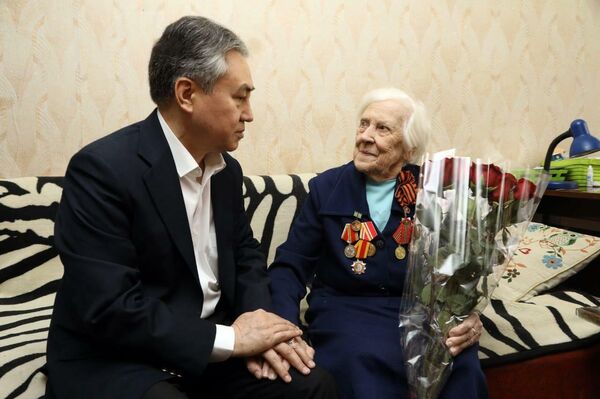 Министр иностранных дел Жээнбек Кулубаев побывал в гостях у ветеранов Великой Отечественной войны - Sputnik Кыргызстан