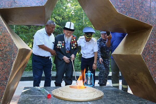 По данным мэрии, Вечный огонь зажег ветеран Великой Отечественной войны Касымбай Жолдошев - Sputnik Кыргызстан