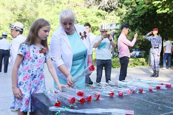Власти города поздравили всех с 77-летием Победы в ВОВ и отметили важное значение этой акции в память о героях-фронтовиках для подрастающего поколения - Sputnik Кыргызстан