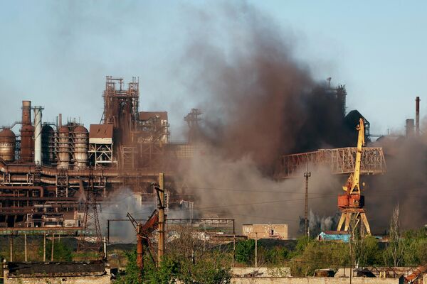 Дым поднимается от металлургического комбината &quot;Азовсталь&quot; в Мариуполе во время обстрела. 7 мая 2022 года - Sputnik Кыргызстан