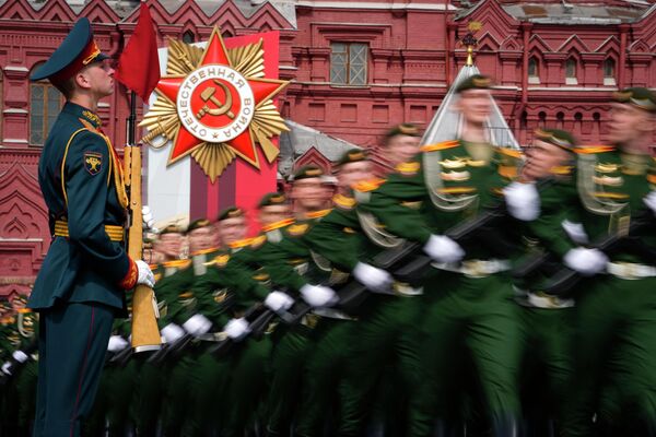 Российские военнослужащие маршируют на генеральной репетиции военного парада в честь Дня Победы в Москве. 7 мая 2022 года - Sputnik Кыргызстан