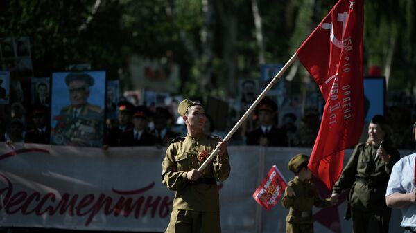 Участники шествия Бессмертный полк в рамках празднования 77-й годовщины Победы в ВОВ в Бишкеке - Sputnik Кыргызстан