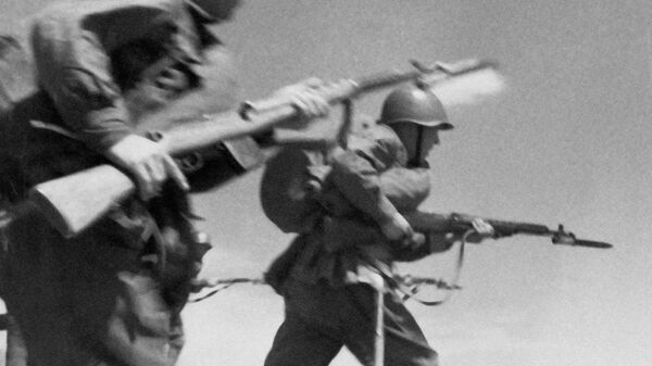 Великая Отечественная Война. Солдаты Красной Армии идут в атаку. Архивное фото - Sputnik Кыргызстан