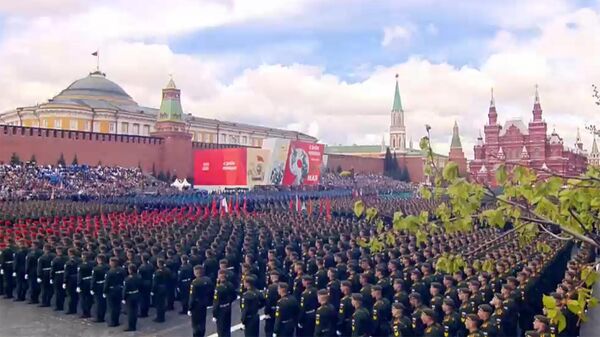 Москванын Кызыл аянтындагы Жеңиш парады. Видео - Sputnik Кыргызстан