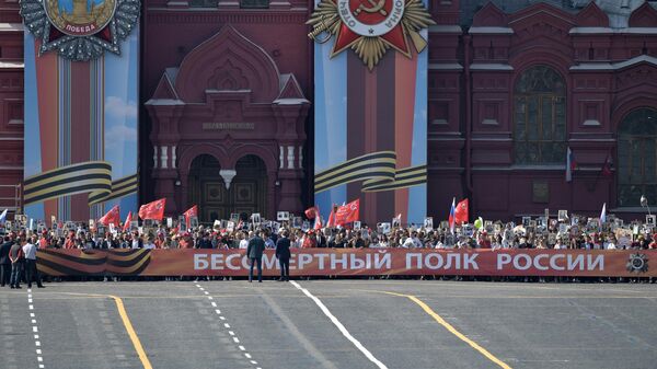 Участники акции Бессмертный полк на Красной площади в Москве. - Sputnik Кыргызстан