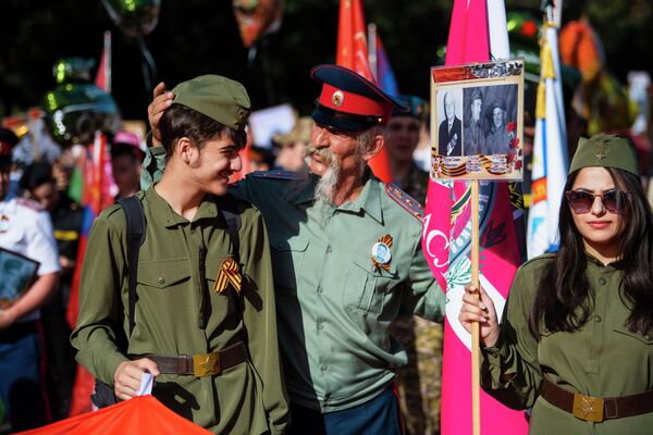 Участники шествия &quot;Бессмертный полк&quot;  - Sputnik Кыргызстан