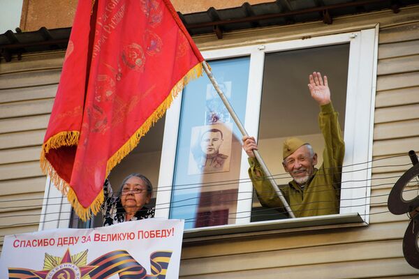 Те, кто не мог принять участие в шествии, приветствовали его из окон   - Sputnik Кыргызстан