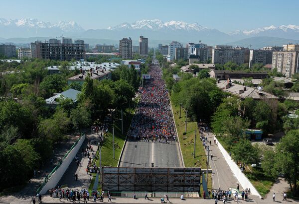 Вид на шествие с высоты птичьего полета - Sputnik Кыргызстан