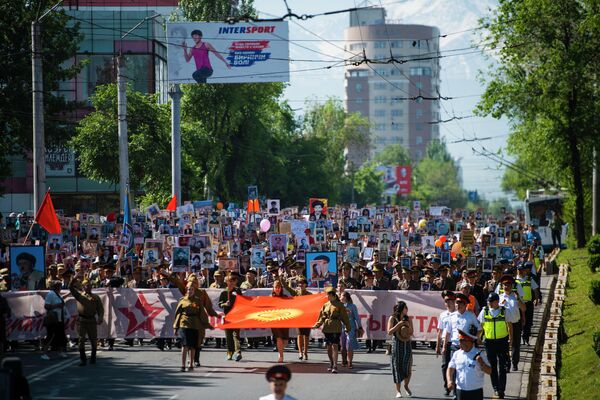 Шествие завершилось примерно в 11.30 у Вечного огня на площади Победы - Sputnik Кыргызстан