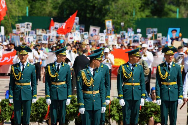 Участники шествия &quot;Бессмертный полк&quot;  - Sputnik Кыргызстан