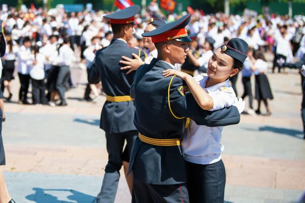 Шествие традиционно встретил танцевальный флешмоб &quot;Вальс Победы&quot; - Sputnik Кыргызстан