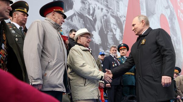 Президент России Владимир Путин во время встречи с ветеранами - Sputnik Кыргызстан