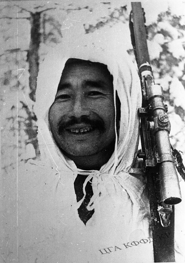 Кыргызстанский снайпер Б.Кулбаев, который уничтожил 52 гитлеровцев.  Северо-Западный фронт. Декабрь 1942 год - Sputnik Кыргызстан