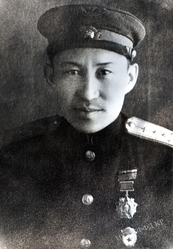 Один из первых из числа кыргызов кадровый офицер, командир воздушно-десантного батальона Жусуп Осмонбеков. 1943 год - Sputnik Кыргызстан