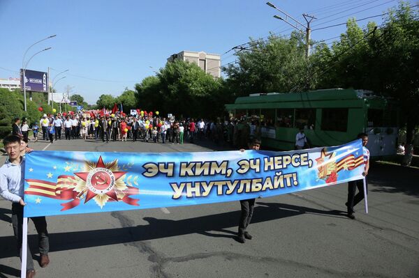 Далее на мемориальном комплексе &quot;Вечный огонь&quot; состоялся митинг-реквием. - Sputnik Кыргызстан