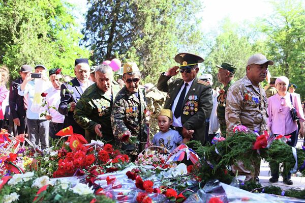 Горожане возложили цветы, был дан залп и организована молитва в память о погибших воинах - Sputnik Кыргызстан