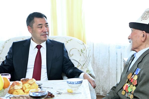 Бүгүн дүйнөнүн башка мамлекеттери сыяктуу эле Кыргызстан да Улуу Жеңиштин 77 жылдыгын белгилеп жатат - Sputnik Кыргызстан