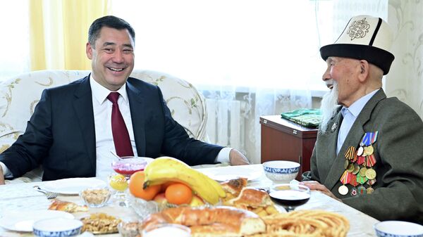 Президент Садыр Жапаров навестил ветерана Великой Отечественной войны Аспека Джумашева - Sputnik Кыргызстан