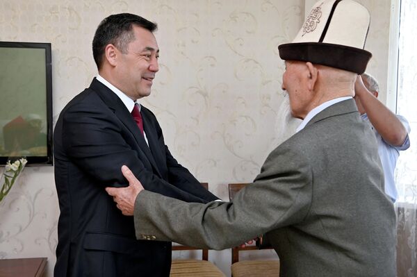 Президент Садыр Жапаров навестил ветерана Великой Отечественной войны Аспека Джумашева - Sputnik Кыргызстан