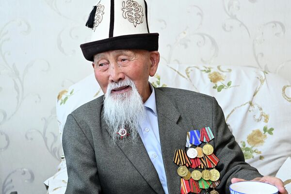 Президент поздравил ветерана с 77-й годовщиной Победы в ВОВ и пожелал ему долгих лет жизни и крепкого здоровья - Sputnik Кыргызстан