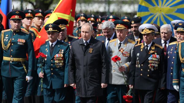 Президент России Владимир Путин принимает участие в шествии Бессмертного полка в Москве - Sputnik Кыргызстан