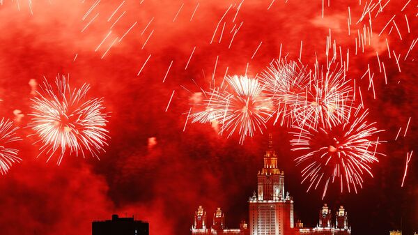 Салют в честь Дня Победы в Москве — запись прямого эфира - Sputnik Кыргызстан