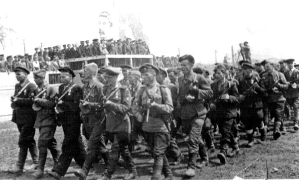 Белорусские партизаны на параде в Минске (1944) - Sputnik Кыргызстан