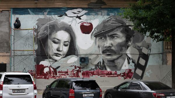 Мурал с изображением знаменитых актеров кыргызского кино в Бишкеке - Sputnik Кыргызстан